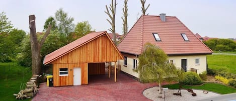 Außenseite Ferienhaus [Sommer]