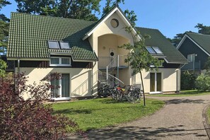 Stugans exteriör [sommar]