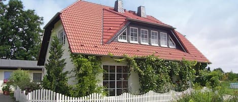 Stugans exteriör [sommar]