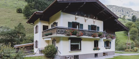 Außenseite Ferienhaus [Sommer]