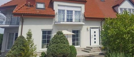 Außenseite Ferienhaus [Sommer]