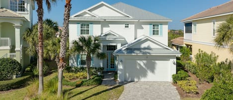 Welcome to Three Palms – Did you ever dream about owning a home in Paradise? Staying at this luxurious, stand-alone house in Florida’s Palm Coast is the next best thing!