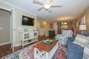 Tree Tops 7701 - Living Room - Beautifully decorated living room has a flat screen TV, for your enjoyment.