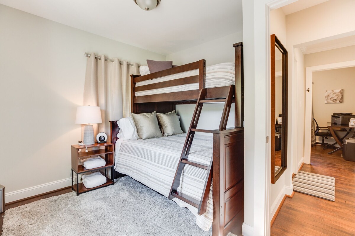 Luxury Middleburg Manor with 4 Bedrooms 2 Baths