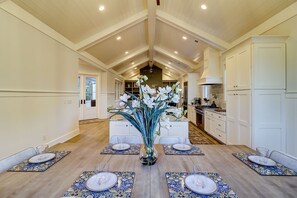 Dining Area Seats 6 Guests