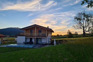 Stugans exteriör [sommar]