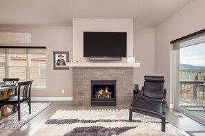 StayWinterPark 47 Lookout Point living room fireplace and TV