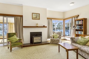 Lounge room with working fireplace 