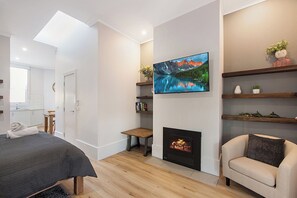 Gas log fire