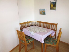 Ferienwohnung Sonnenschein bis 4 Personen, Balkon, 65 qm-Wohnzimmer Essecke