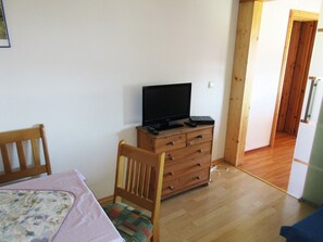 Ferienwohnung Sonnenschein bis 4 Personen, Balkon, 65 qm-Wohnzimmer TV