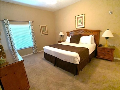 Ground Floor ***5 miles to Disney***