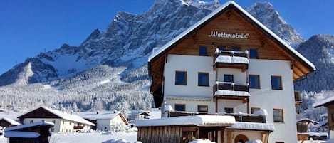 "Das Wetterstein" im Winter direkt an den Ausläufern der Zugspitze. 