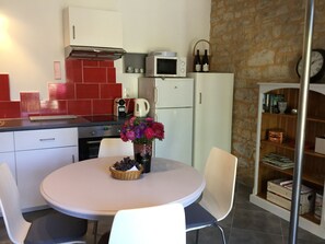 Fully equipped kitchen. Cooker, microwave, washing machine, nespresso machine