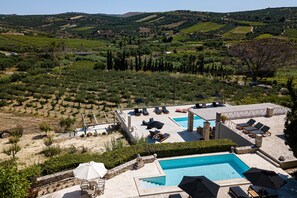 Mantilari Wine Estate is a secluded holiday home offering two spacious pools.