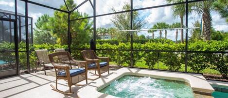 Screened Patio w/ Jacuzzi and Pool 