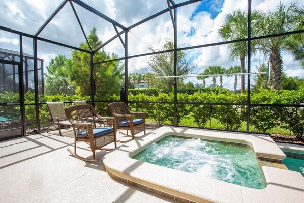 Screened Patio w/ Jacuzzi and Pool 