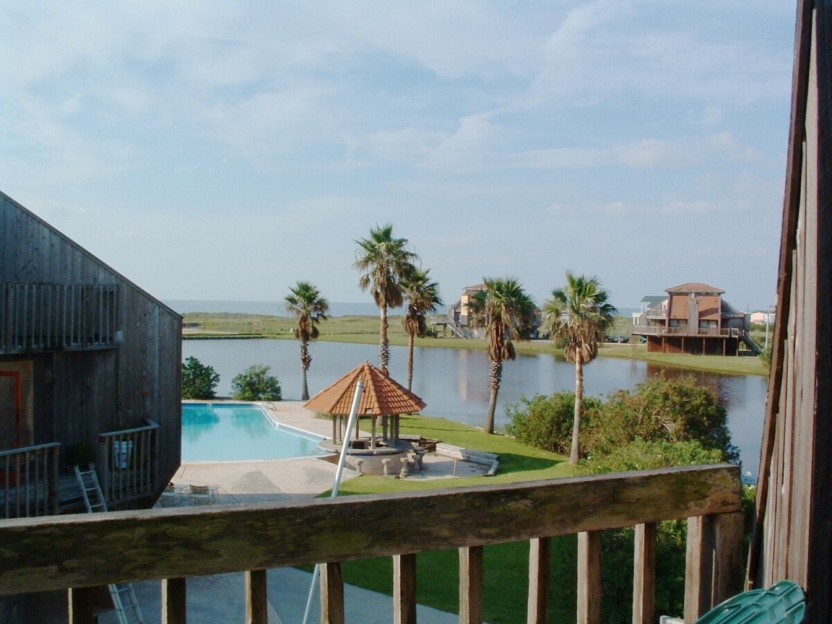 Matagord Dunes Town House 2 on Matagorda Beach with large pool