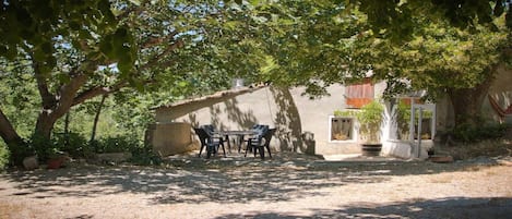 Table de jardin et terrasse du gite Lou Cabres