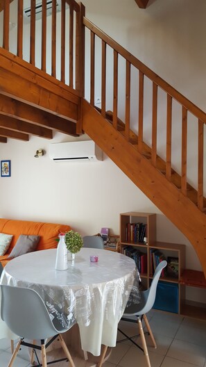 Rdc avec escalier montant à la chambre et la mezzanine