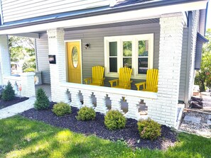 Cute front porch for hanging out!