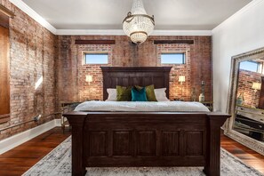 Beautiful king sized bed with nice linens and mattress.