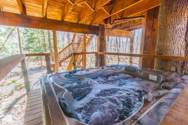 Pure bliss outdoor jacuzzi, maintained all-year round.