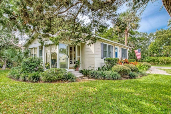 Welcome to this lovely Florida Cottage where the weather and landscape is beautiful year-round!
