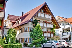 Hotel Garni Gästehaus Merk, (Immenstaad am Bodensee), LHS 01855-Aussenansicht 2