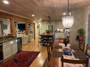 Breakfast area, bar and kitchen
