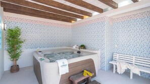 Indoor spa tub