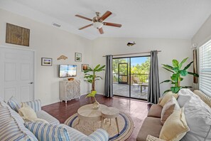 Living room w/pull out sofa