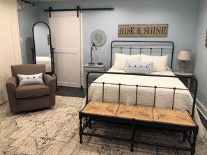 Bedroom (Queen iron bed)