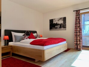 Schlafzimmer 1 im 1. Stock mit 180cm Bett und Balkon. 