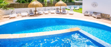 The bubbling spa/splash pool next to the main pool and sunbathing area.