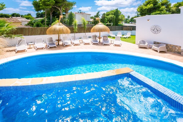 The bubbling spa/splash pool next to the main pool and sunbathing area.