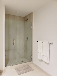 2 Bed / 2 Bath Luxury Stay @ Reston Town Center (IAD/Metro/Hyatt)