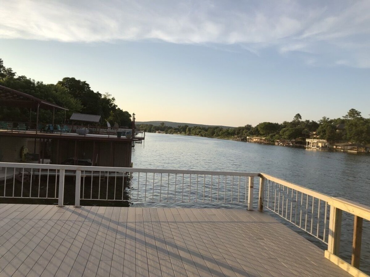 Gorgeous View, Shady Pecan trees, Constant Level on LBJ, Swimming, Mid-cent home