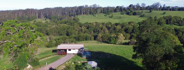 Whipbird cabin at Bellthorpe Stays