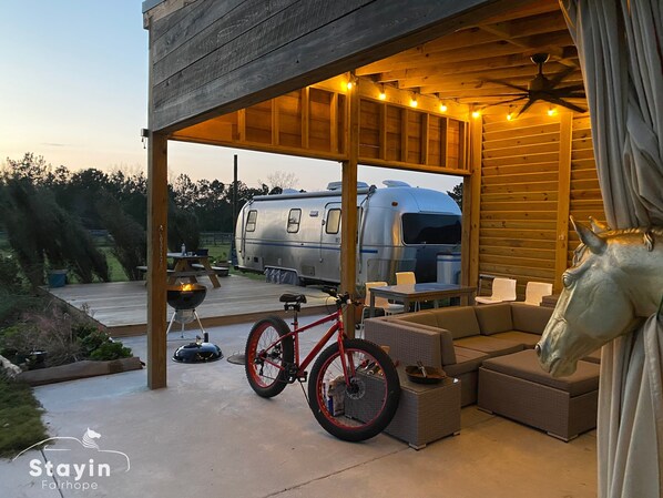 We have 2 bikes 4 kayaks and a charcoal Weber grill for you 