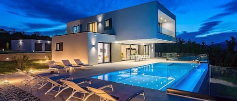 Luxury Villa Sunrise dream with heated pool, jacuzzy, tennis court, sauna, 10 pax
