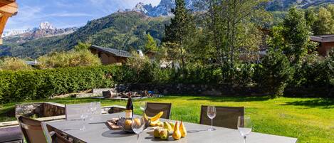 Terrasse ensoleillée avec paysage de montagne