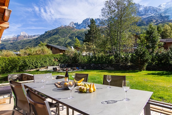 Zonnig terras met berglandschap