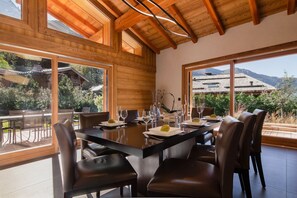 Grande table à manger à l'intérieur et sur la terrasse