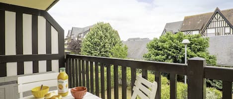 Table, Tableware, Furniture, Sky, Building, Cloud, Chair, Wood, Plant, Porch