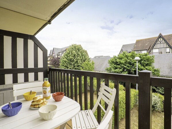 Tabelle, Geschirr, Möbel, Himmel, Gebäude, Wolke, Stuhl, Holz, Pflanze, Veranda