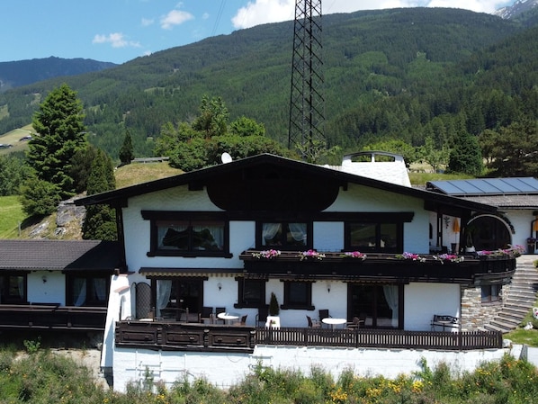 Montagne, Plante, Propriété, Bâtiment, Ciel, Fenêtre, Nuage, Arbre, Architecture, Maison