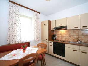 Zimmer, Eigentum, Möbel, Gebäude, Interior Design, Haus, Fliese, Grundeigentum, Küche, Cabinetry