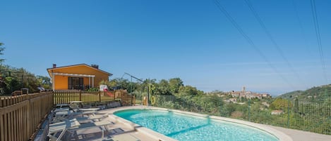 Cielo, Agua, Piscina, Azur, Árbol, Planta, Diseño Urbano, Cuerpo De Agua, Sombra, Casa