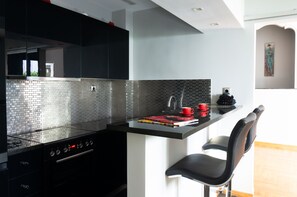 Sleek design kitchen and breakfast bar